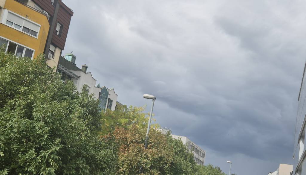 Vijolični alarm za Pomurje, nevihtni oblaki prinašajo točo