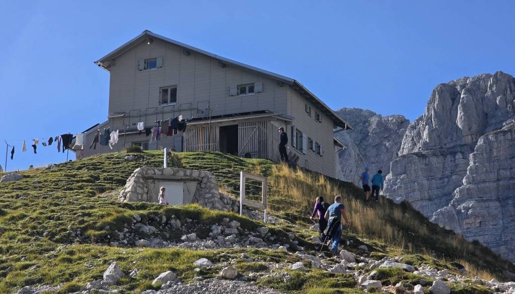 »Matr, teli mulci dobro furajo kočo«: Mlada ekipa na Kriških podih navdušuje planince