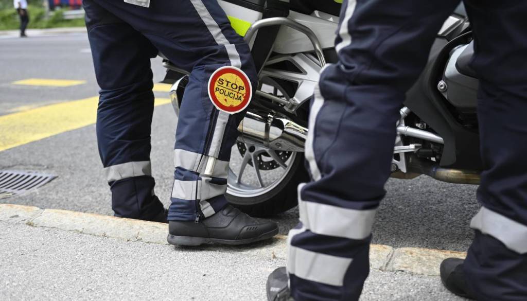 Voznica izsilila prednost motoristu, njegova sopotnica se je huje poškodovala