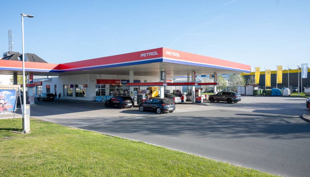 Se po gorivo še splača na Hrvaško? Cene rastejo, a ostajajo nižje kot pri nas