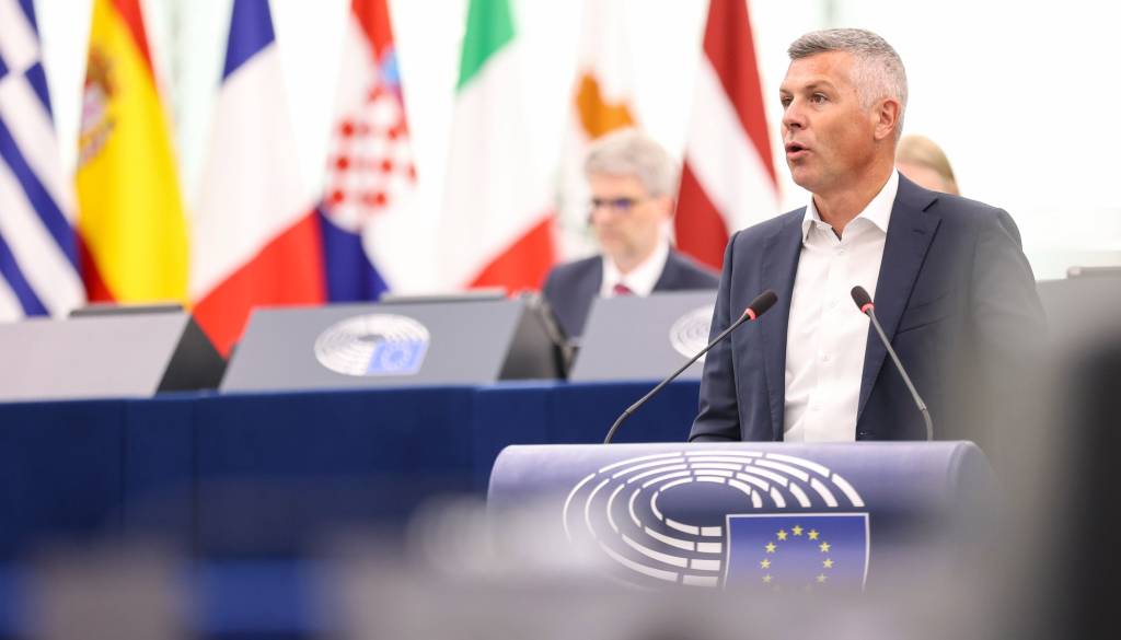 Asistent Matjaža Nemca na Hrvaškem napihal in imel ponarejeno vozniško