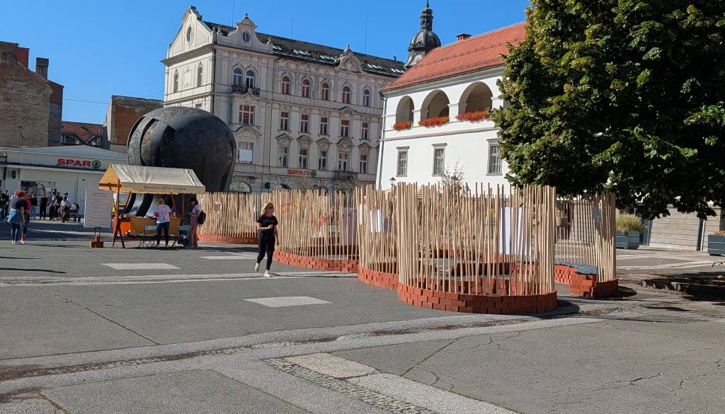 FOTO: Sredi Maribora labirint, ki ni namenjen iskanju izhoda: Kaj sporoča obiskovalcem?