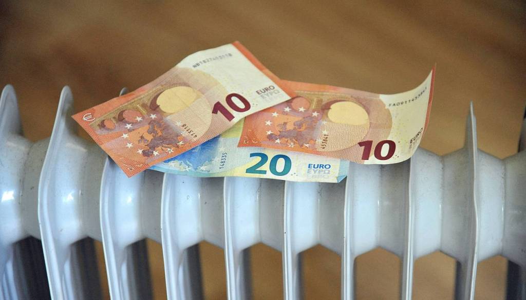 Pet postavk na položnici za elektriko, ki jih nihče ne bere (in ena, ki jo lahko znižate)