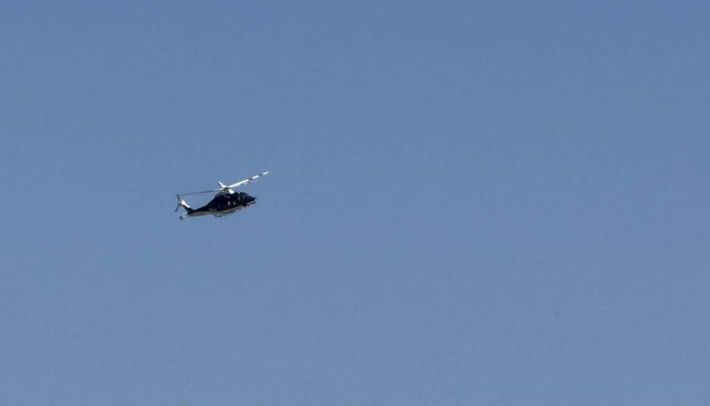 Možu noga zdrsnila s sklopke, traktor povozil ženo, hudo poškodovano odpeljal helikopter