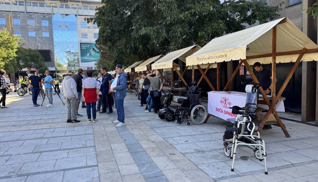 FOTO in VIDEO: Na Trgu Leona Štuklja pokazali, s kakšnimi ovirami se invalidi srečujejo vsak dan