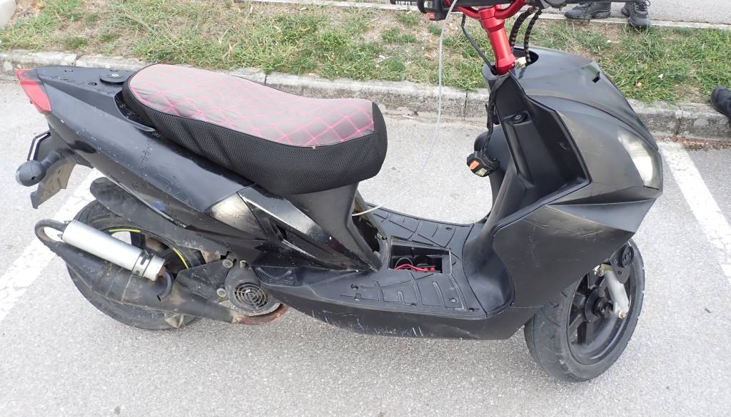 Policija opozarja na predrzne voznike mopedov, letos zasegli že 42 predelanih vozil