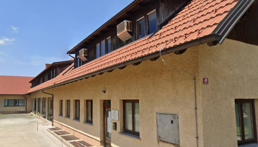 Zavod za gozdove pri Kočevju prodaja objekt z več kot 4000 kvadratnimi metri zemljišča
