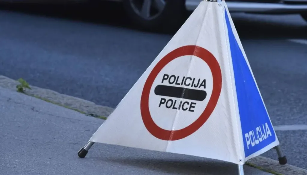 Avto po trku v škarpo obrnilo na streho, voznica poškodovana