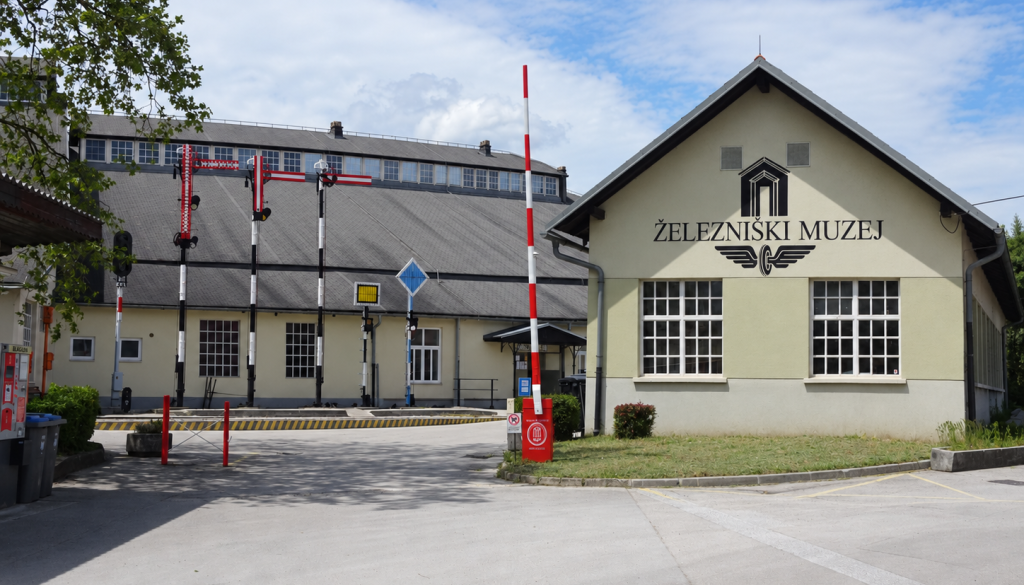Brezplačen dan za ljubitelje vlakov s starodobniki, parno lokomotivo in vrtno železnico