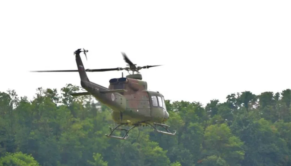 Krava zbila in poteptala 74-letnika, s helikopterjem so ga prepeljali v Maribor