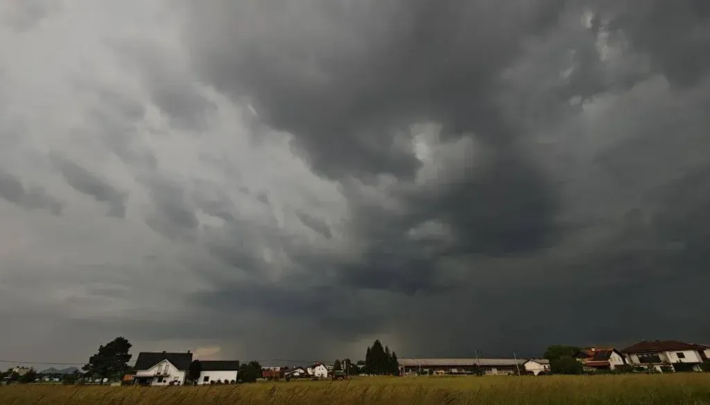 Hladna fronta z jugozahoda dosegla Slovenijo, nevihte in nalivi se širijo proti notranjosti
