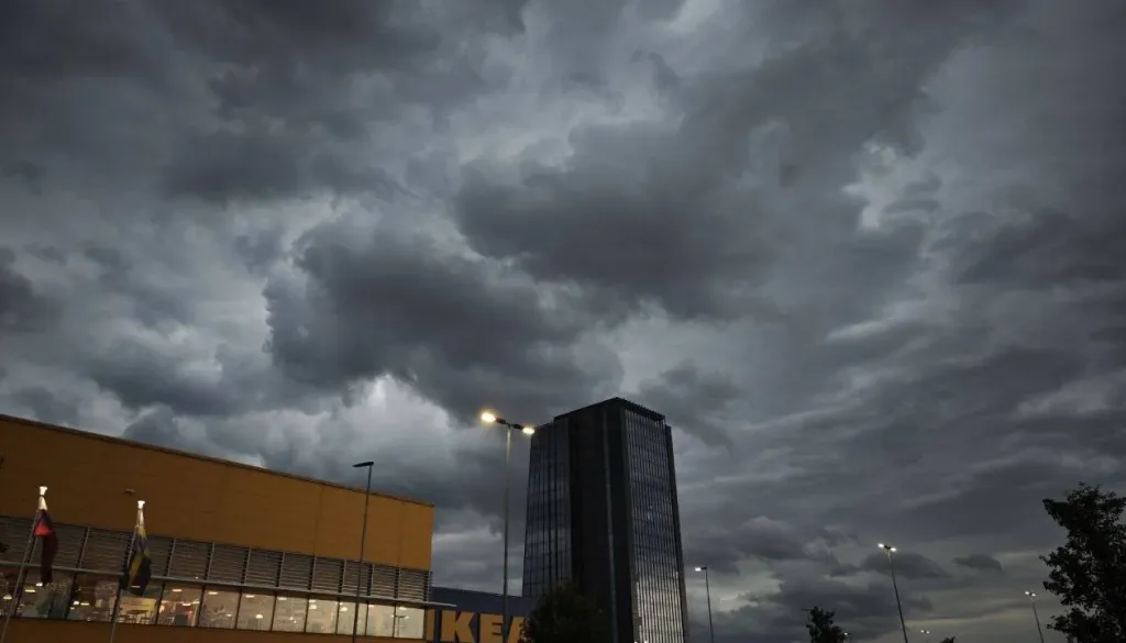 Hladna fronta dosegla državo, padavine se širijo tudi proti Ljubljani