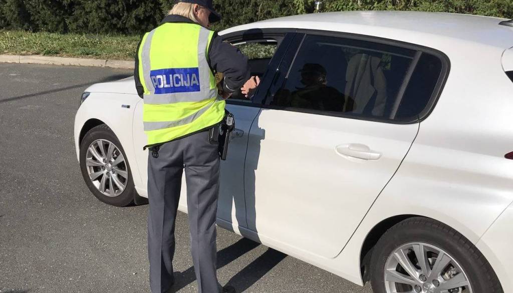 V Murski Soboti vozil brez vozniške in pod vplivom alkohola, policisti so mu zasegli vozilo