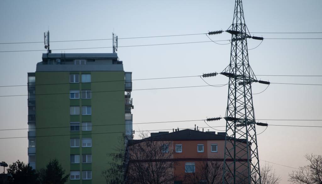 Delavec v Pomurju zaradi električnega toka utrpel poškodbe