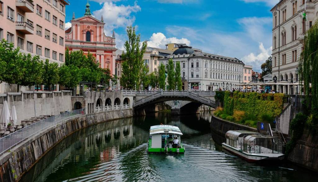 Vikend brez avta: kam se pripeljete za evro in pol in kje lahko nadaljujete peš