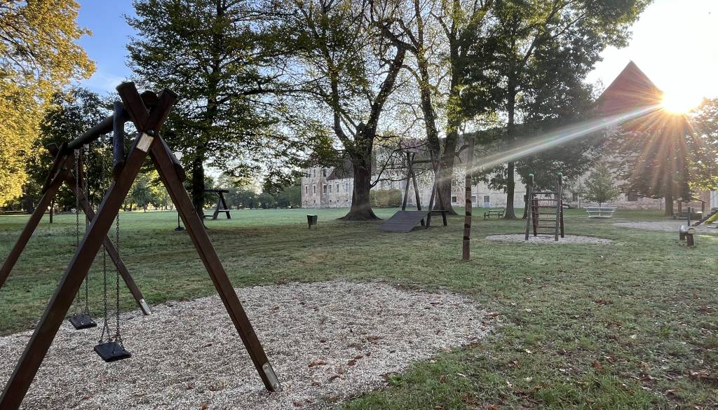 FOTO: Otroška igrala pri rakičanskem dvorcu dobila novo podobo