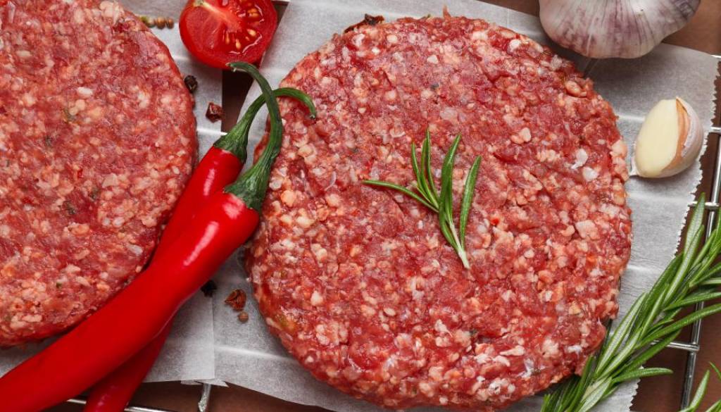 Preden kupite meso, preverite to: Mesar razkril pet najpogostejših pasti