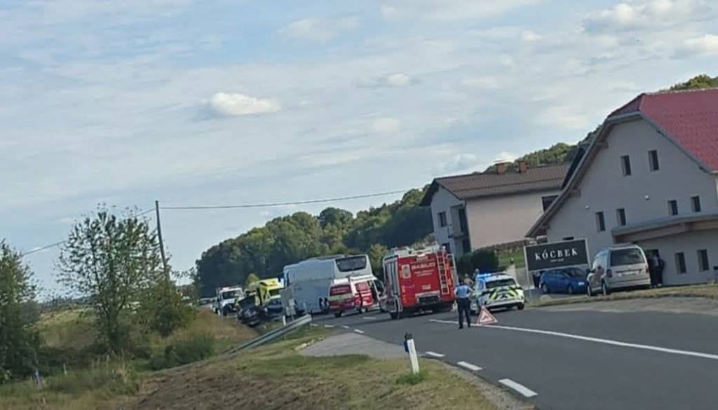 V Pomurju trčila dva avtomobila in avtobus, posredovali policisti, gasilci in reševalci