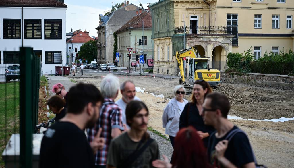 Kdo bo odgovarjal za posek kostanjev na Trubarjevi? Občina po shodu razkrila, kaj se zdaj dogaja