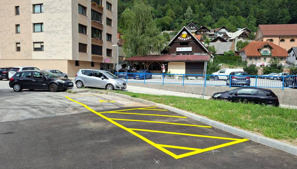 Po prenovi znova zagotovili dve parkirni mesti za invalide