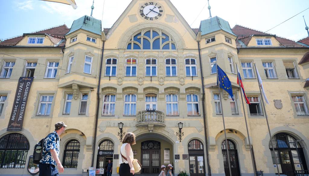 Prenova ptujske Mestne hiše se je začela, Gajšek: »Bo terjala svoj čas, ampak bo celovito obnovljena«
