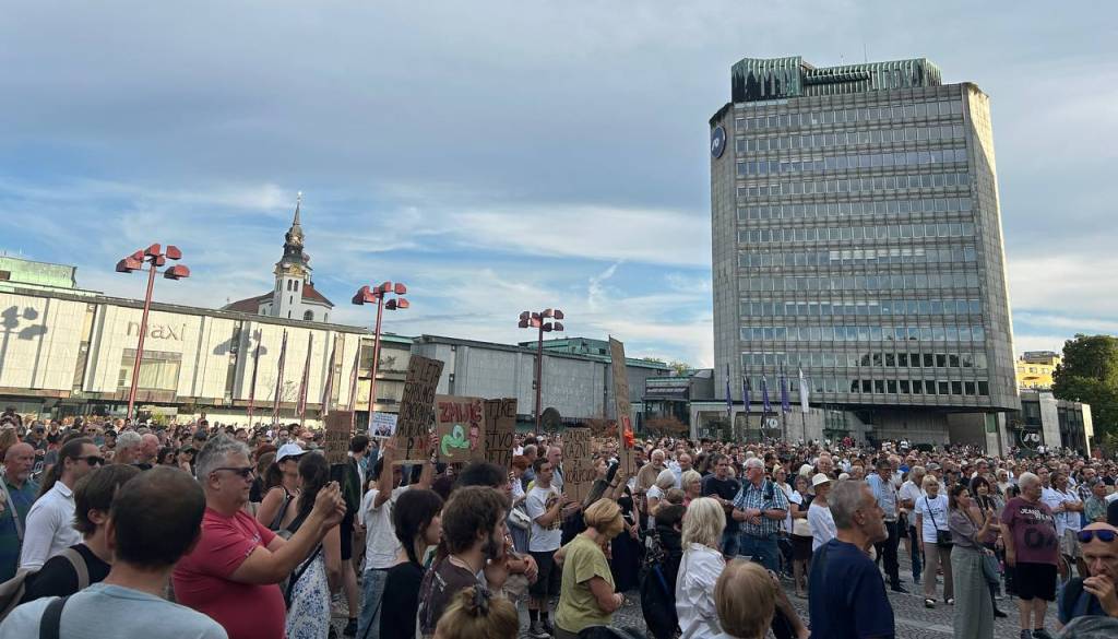 FOTO in VIDEO: Pred parlamentom protest proti novi vladi: »Bo Boris Mijič odstopil?«