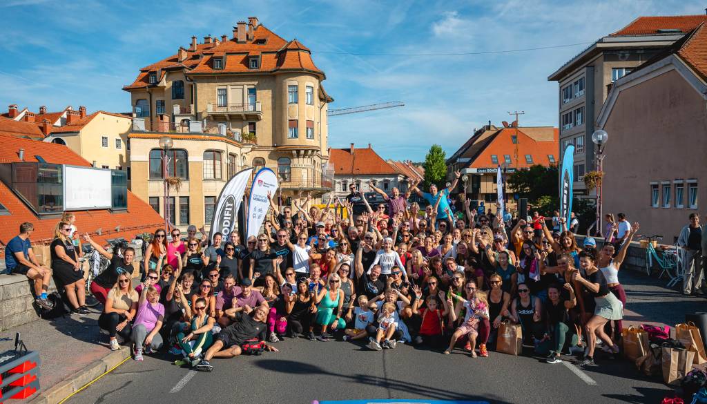 FOTO in VIDEO: Maribor se je zjutraj razgibal na Glavnem mostu, dogajanje se nadaljuje ves dan