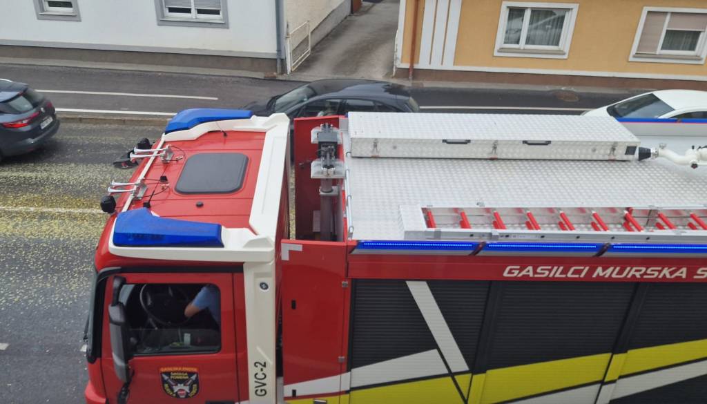Pomurje: Dvojica obtičala v košari avtodvigala na devetih metrih višine