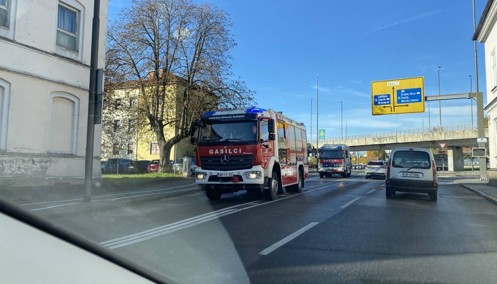 V bloku zaznali vonj po plinu, 20 stanovalcev se je samoevakuiralo