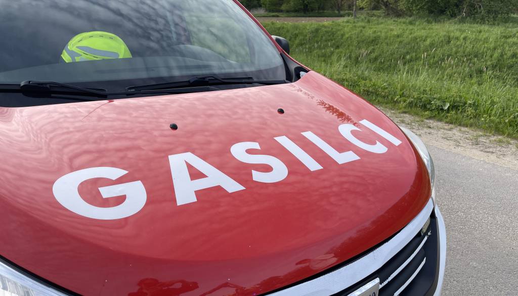 Oseba padla z mostu v potok, gasilci pomagali pri reševanju
