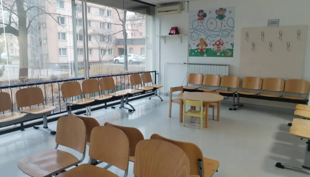 Odhajajoča pediatrinja udarila po vodstvu kočevskega zdravstvenega doma: »Od službe mi je naredilo pekel«