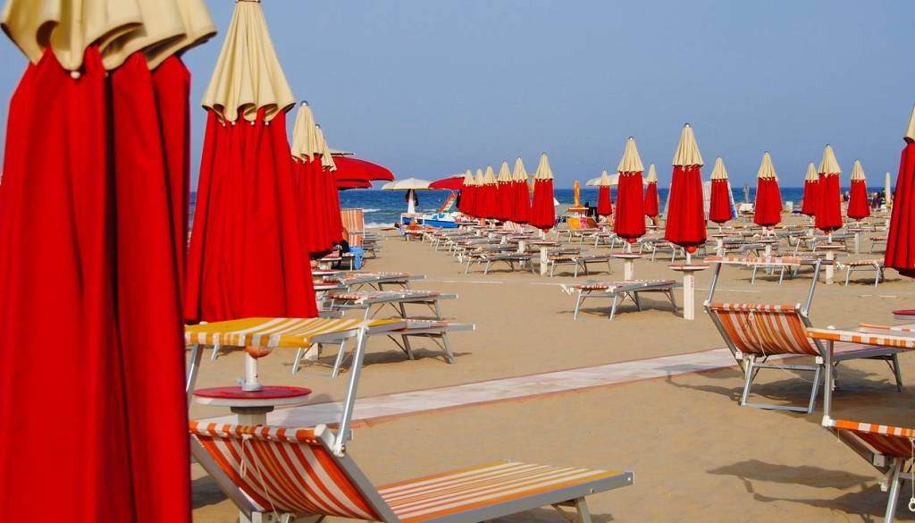 Spor na plaži zaradi ležalnikov prerasel v pretep, 82-letnik umrl v bolnišnici