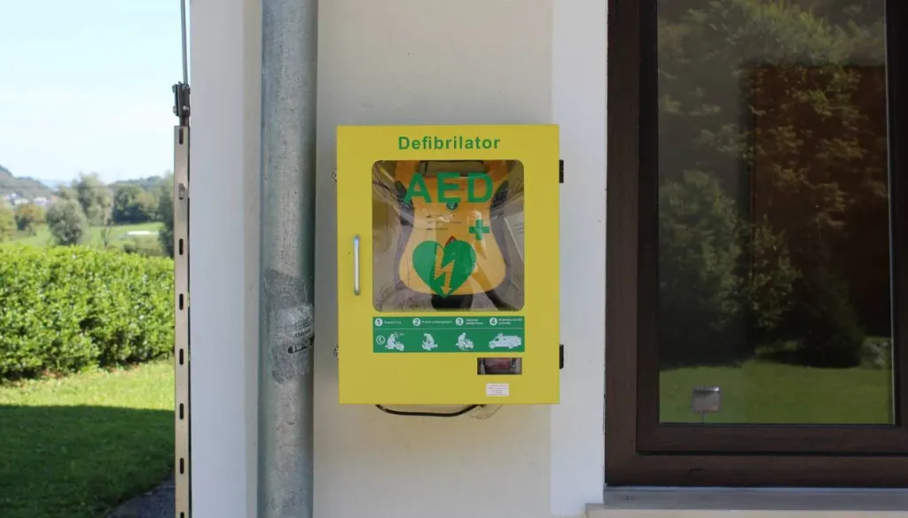 Več kot sto jih je, a vsi niso vedno dosegljivi: Kako dobro je Maribor pokrit z defibrilatorji?
