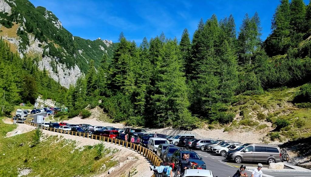 Novi režim, a stara težava: Na Vršiču vozila znova parkirajo na cesti