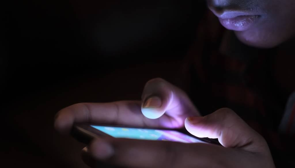 Ko zaupanje postane spletna nočna mora: TOM telefon odpira pogovor o sekstanju
