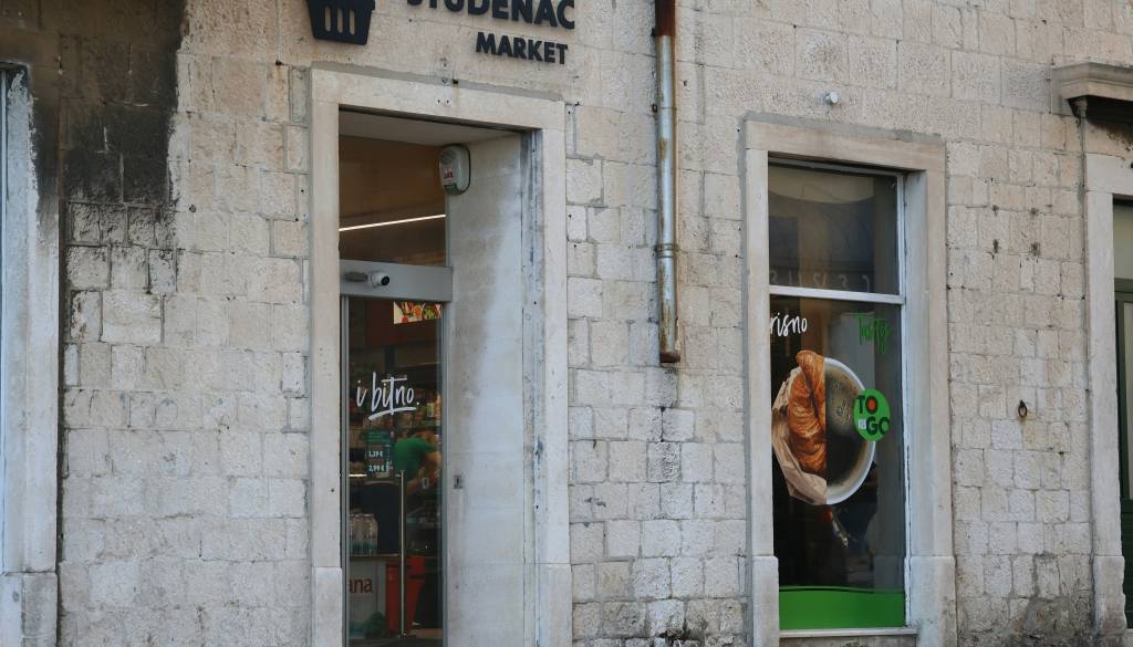 Na Hrvaškem nova pravila in nenavadni ceniki, ponekod pri izdelkih kar štiri cene