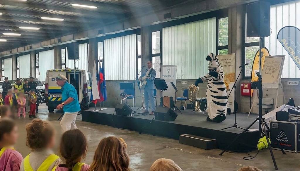Okoli 400 prvošolcev na Griču: z Jožetom Potrebuješem in Zebrico o varni poti v šolo