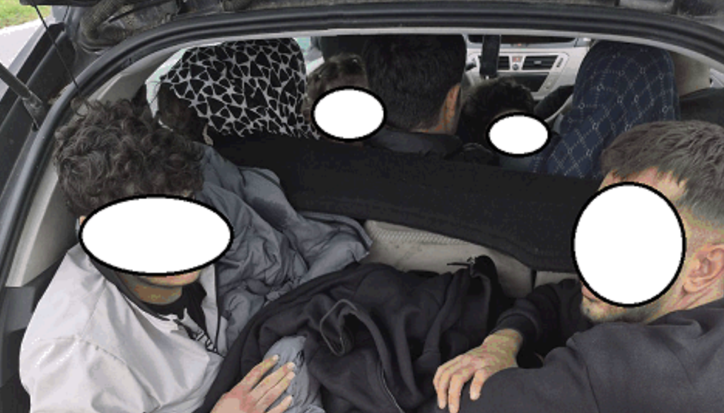 V Dobah prestregli Citroën z devetimi tujci, voznik policistom pokazal ponarejeno dovoljenje