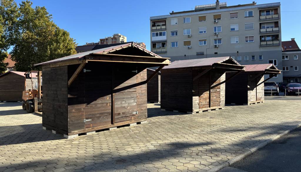 FOTO in VIDEO: Kovinskih stojnic ni več, poglejte, kaj zdaj postavljajo na soboški tržnici