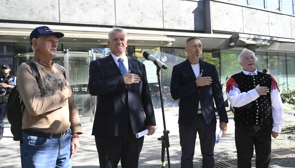 FOTO: Protestni shod pred RTV Slovenija, dogajanje spremljamo na terenu