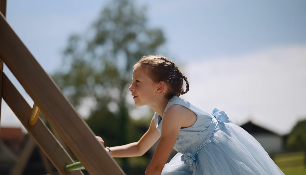 VIDEO: Pred sedmimi leti jo je posvetil hčerki, zdaj je Mala princeska dobila novo podobo