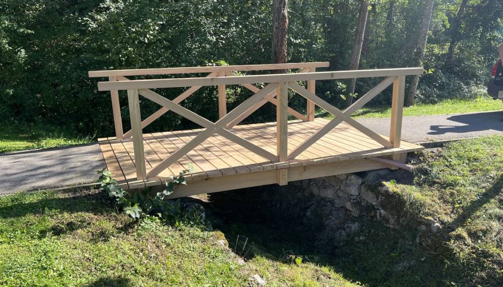 V Kočevju pohiteli z deli, obnovljena brv ponovno odprta