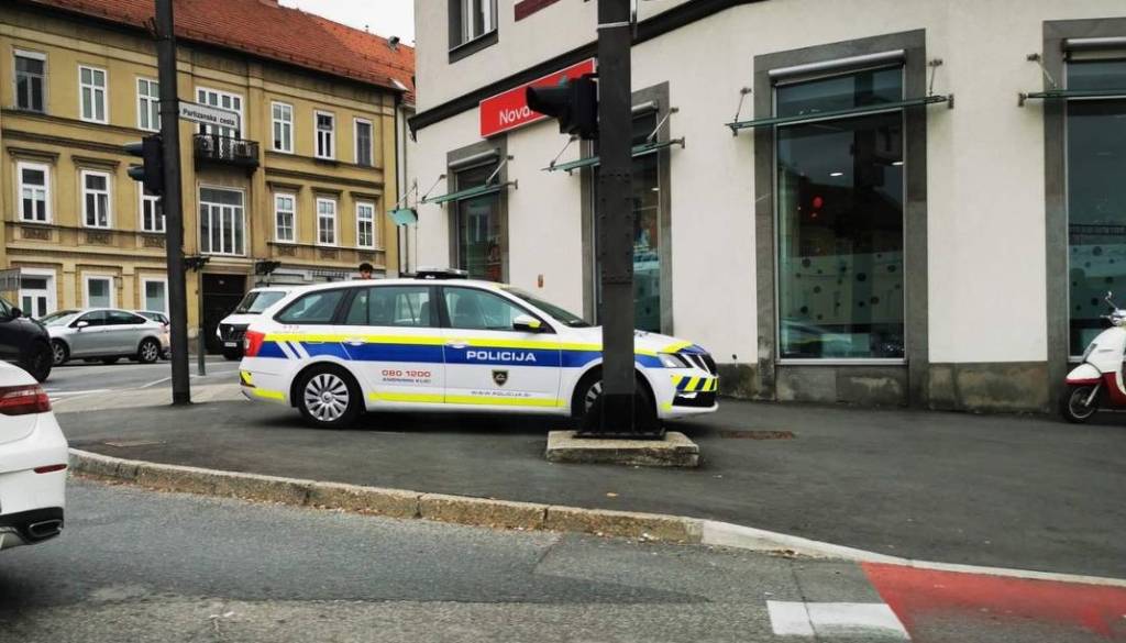Drama v trgovini na Štajerskem: Zalotili so jo pri tatvini, nato je odrinila prodajalko in pobegnila