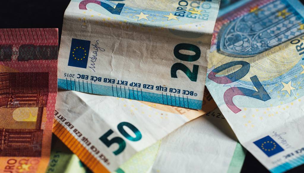 Device in ribe naj bodo previdne pri financah, ovne in škorpijone čaka čustveno dogajanje