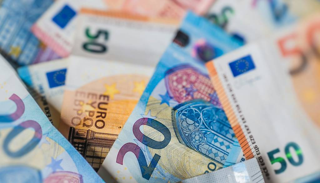 Denar bo zaposloval device in ribe, ovne in škorpijone pa ljubezen in čustva