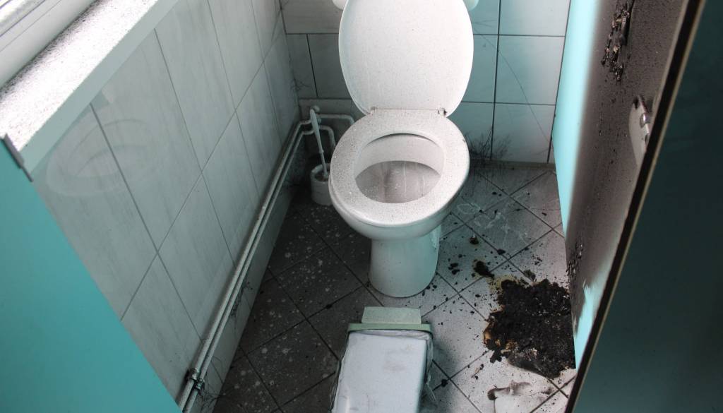 Neznanec vrgel goreč predmet v koš, gasilci evakuirali osnovno šolo