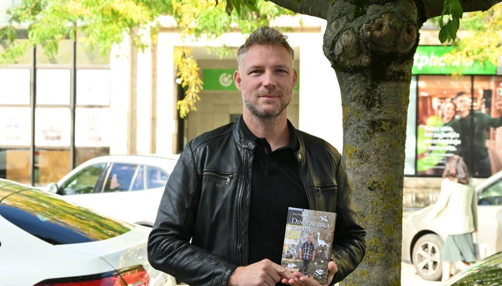 Peter Peterka je najtežjo družinsko zgodbo spremenil v knjigo: »Vsi imamo svoje dinozavrske sobote«