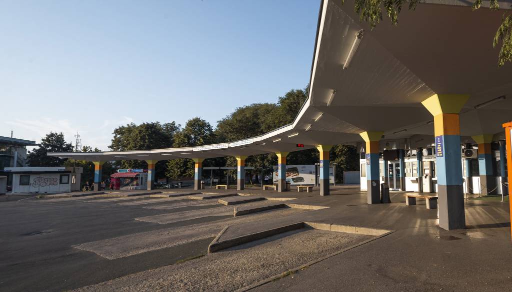 Stanovalce Zelenega dvora motita hrup in izpušni plini, bodo avtobusno postajo vendarle preselili?