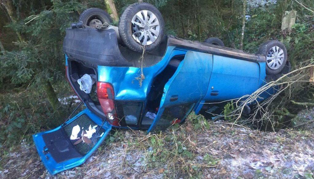 Huda nesreča na Štajerskem: Avto pristal na strehi, voznik po trčenju pobegnil