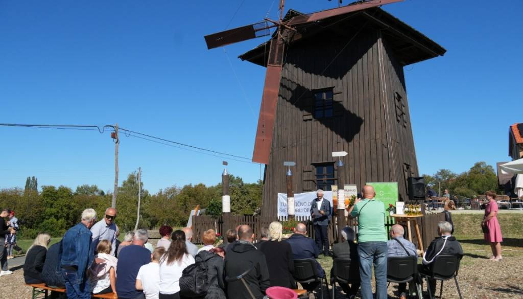 FOTO in VIDEO: Na Stari Gori praznovali 30 let edinega mlina na veter v Sloveniji